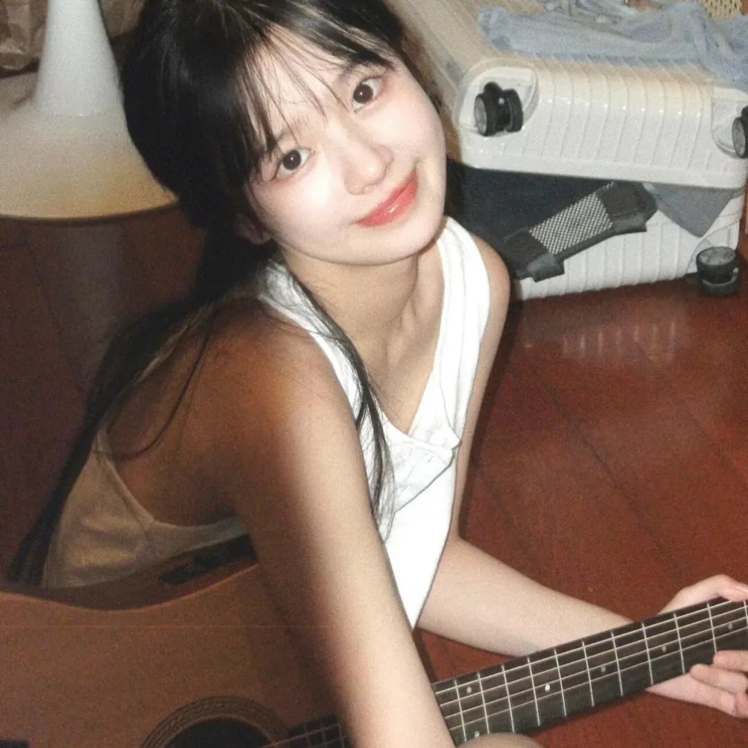 穿风信子蓝的少女